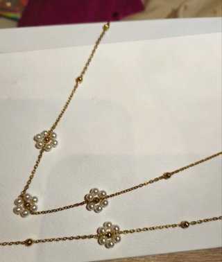 Conjunto de collar y pulsera con flores