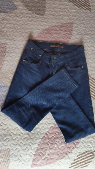 Pantalón vaquero azul con textura