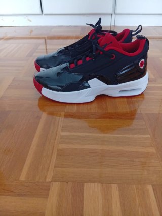 Jordan Max Aura 6 "Bred" - Talla 40 caja original