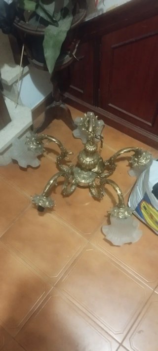 Lámpara de bronce dorada con 5 tulipas