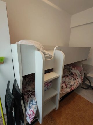 Litera de madera blanca con estanterías