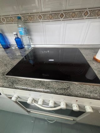 Cocina completa beige y blanca