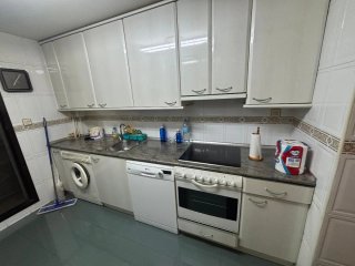 Cocina completa beige y blanca