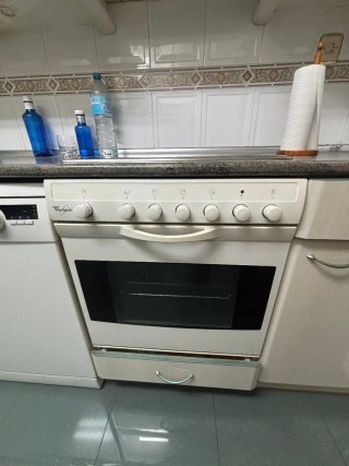 Cocina completa beige y blanca