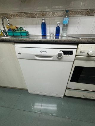 Cocina completa beige y blanca