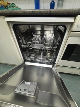 Cocina completa beige y blanca