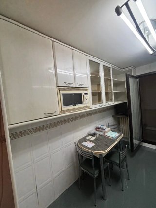 Cocina completa beige y blanca