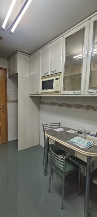 Cocina completa beige y blanca