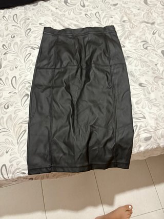 Falda de cuero negra