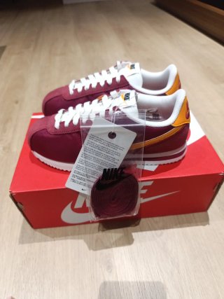 Nike Cortez granates y naranjas