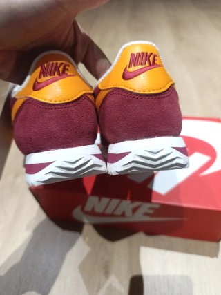 Nike Cortez granates y naranjas