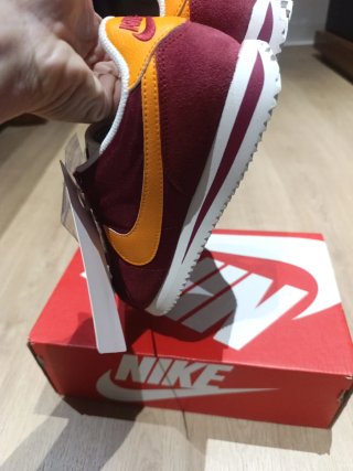 Nike Cortez granates y naranjas