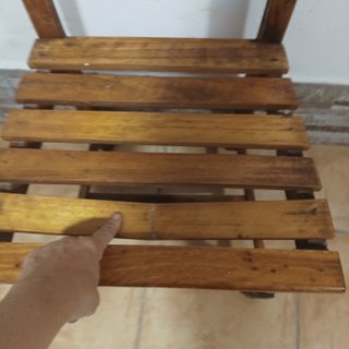 Silla de madera con respaldo tallado
