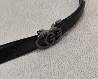 Cinturón Negro con Hebilla Plateada de 130 cm