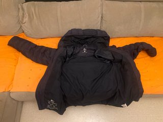 Chaquetón Negro con Capucha