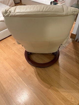 Sillón reclinable de piel beige con reposapiés