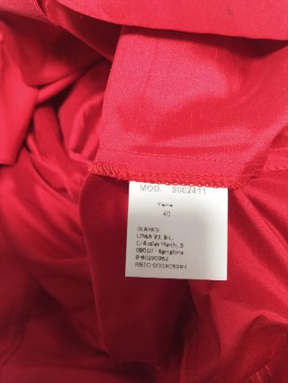 Vestido rojo elegante con chaqueta