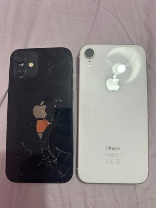 2 iPhone: XR bianco e 12 nero