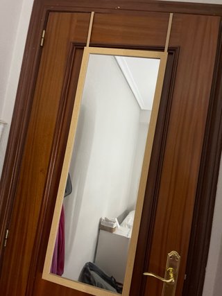 Espejo de madera con marco beige