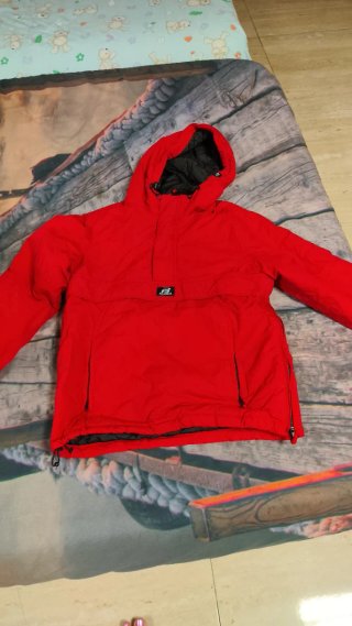 Chaqueta Roja con Capucha hay varias