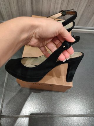 Sandalias de Ante Negro Unisa