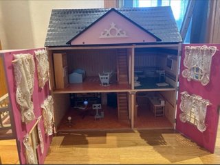 Casa de muñecas rosa y blanca 60x60