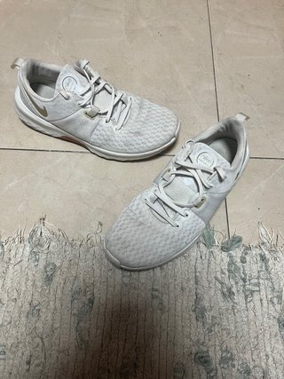 Zapatillas Nike Blancas y Doradas