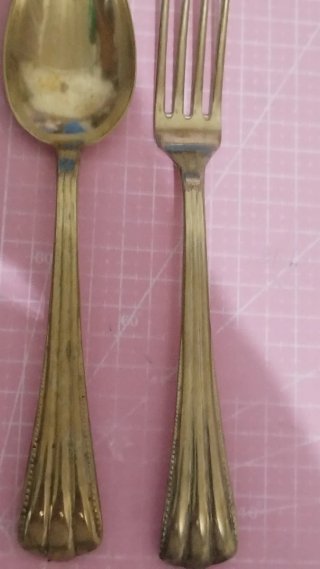 Set cucchiaino e forchetta in metallo dorato