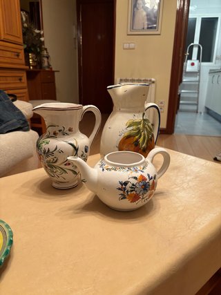 Set di caraffe, teiere e pezzi di ceramica decor