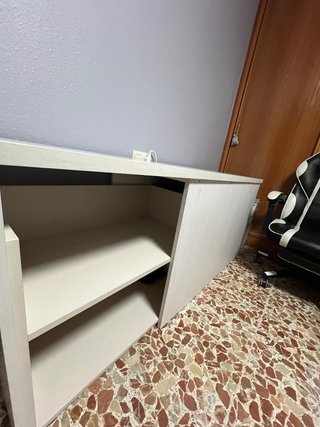 Escritorio de madera beige