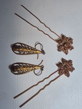 Conjunto pendientes y horquillas con pedrería