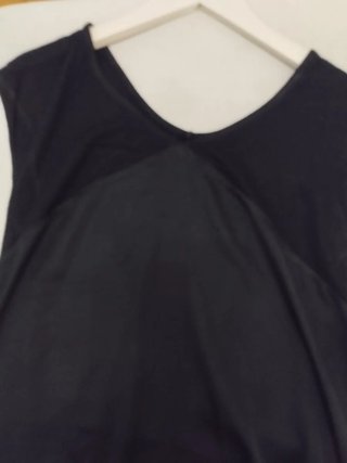 Camiseta Negra Sin Mangas Cuello Pico