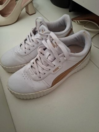 Zapatillas Puma Blancas y Doradas