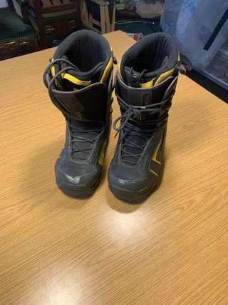 Tabla de Snowboard Elan con Botas Head