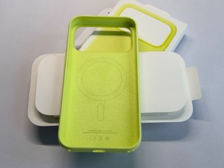 Funda Apple iPhone 17 Pro Max Amarilla Neón