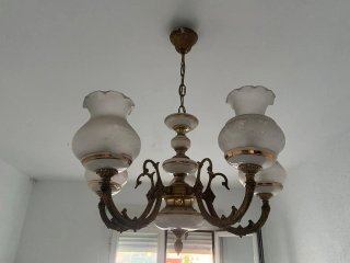 Lámpara colgante dorada y blanca