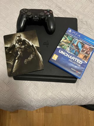 PS4 (PlayStation 4) con 2 juegos