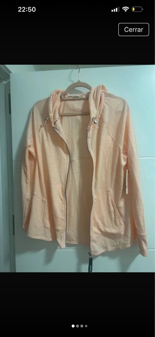 Sudadera DKNY Sport con etiqueta