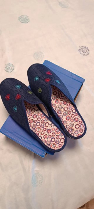 Zapatillas de casa azules con corazones