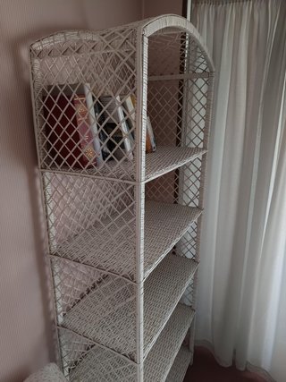 Estantería de mimbre blanca