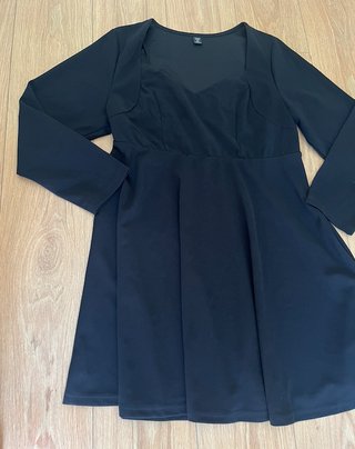 Vestido negro corto manga larga