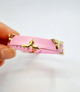 Pulsera Brazalete Rosa con Detalles Dorados