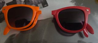 Gafas de sol naranjas y rojas