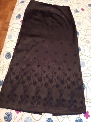 Falda Larga Negra con Estampado Floral