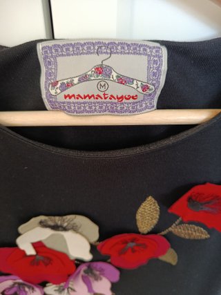 Vestido negro con flores bordadas