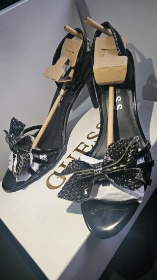 Sandalias de tacón GUESS negras Talla 40