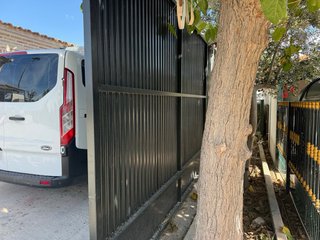 Puerta de Hierro verde oscuro