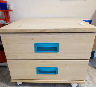 Comodino in legno con cassetti per bambini
