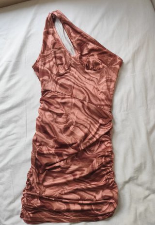 Vestido corto estampado tonos arena