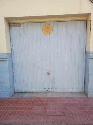 Puerta de garaje gris